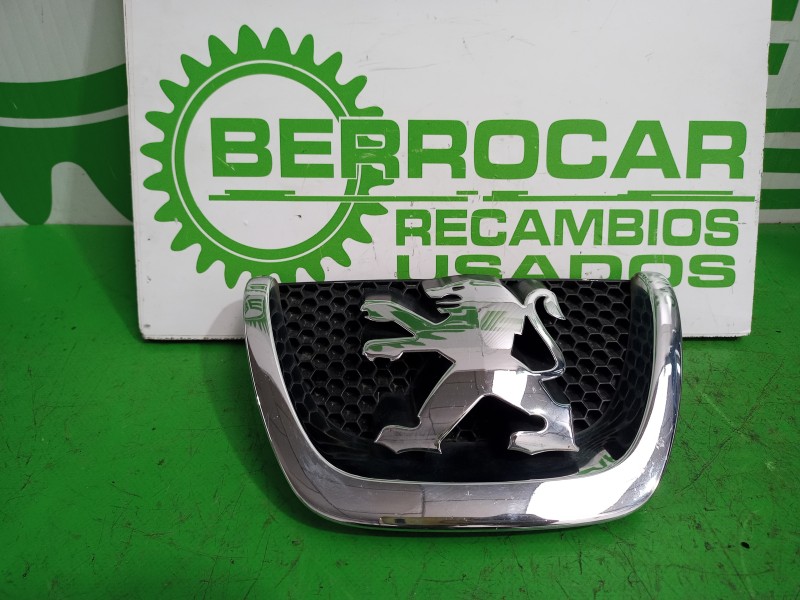 Recambio de emblema para peugeot 207 referencia OEM IAM 9649670480  