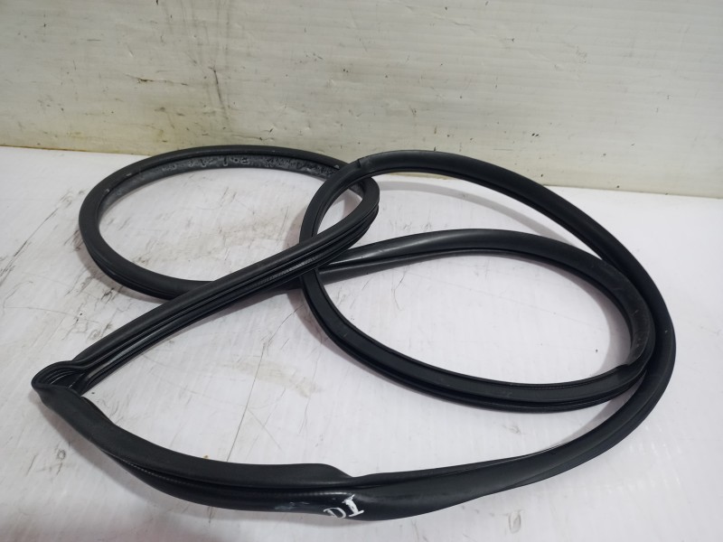 Recambio de goma contorno para hyundai ix35 (lm, el, elh) 2.0 crdi 4wd referencia OEM IAM 821302Y000  