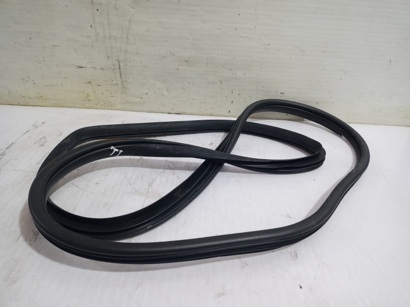 Recambio de goma contorno para hyundai ix35 (lm, el, elh) 2.0 crdi 4wd referencia OEM IAM 831302Y000  