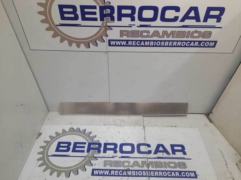 Recambio de molduras traseras para renault trafic furgón referencia OEM IAM 8201403684  