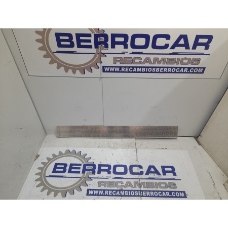 Recambio de molduras traseras para renault trafic furgón referencia OEM IAM 8201403684  