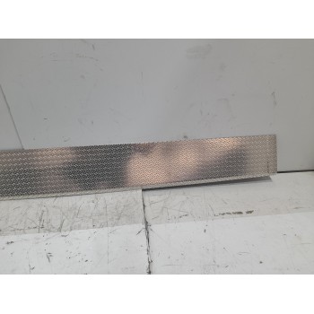 Recambio de molduras traseras para renault trafic furgón referencia OEM IAM 8201403684  