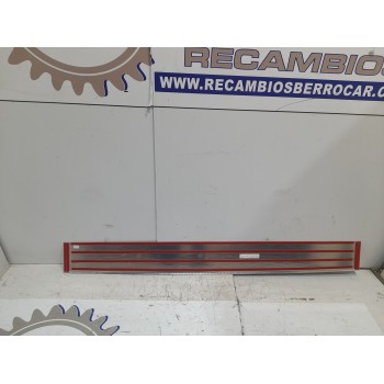 Recambio de molduras traseras para renault trafic furgón referencia OEM IAM 8201403684  