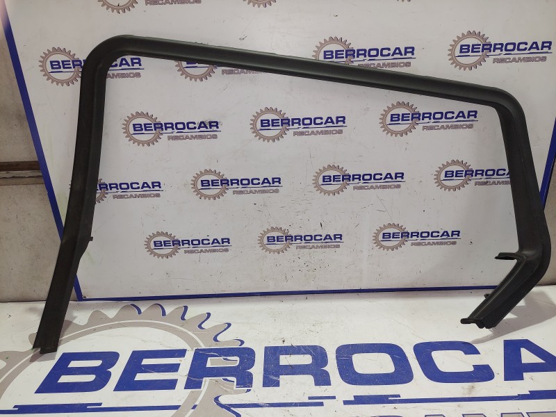 Recambio de moldura lateral para opel insignia berlina 2.0 16v cdti referencia OEM IAM   