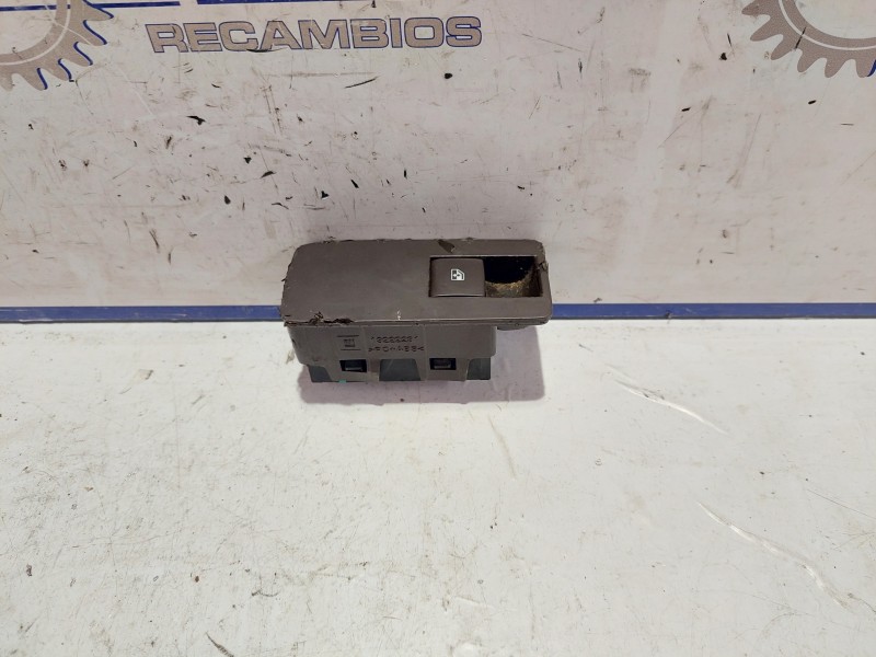 Recambio de mando elevalunas trasero izquierdo para opel insignia berlina 2.0 16v cdti referencia OEM IAM 13222231  