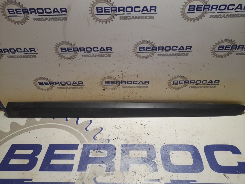 Recambio de moldura lateral para peugeot 308 sw referencia OEM IAM 9680364580  
