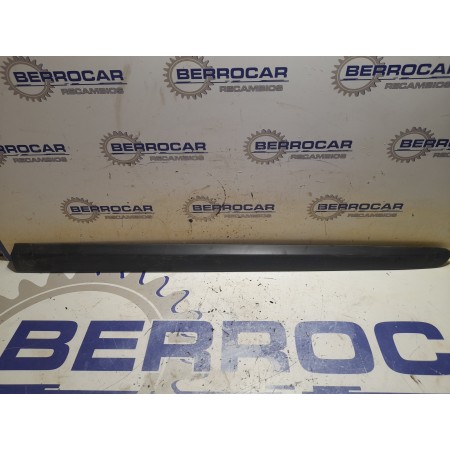 Recambio de moldura lateral para peugeot 308 sw referencia OEM IAM 9680364580  