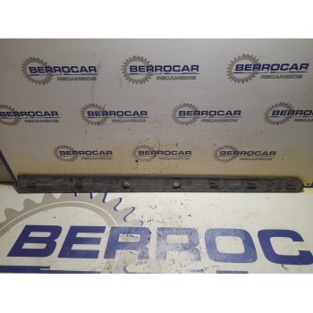 Recambio de moldura lateral para peugeot 308 sw referencia OEM IAM 9680364580  