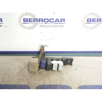 Recambio de caja reles / fusibles para toyota avensis berlina (t25) 1.8 16v cat referencia OEM IAM 827300D290  