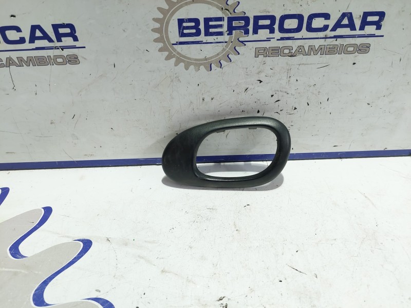 Recambio de embellecedor maneta para peugeot 206 berlina 1.9 diesel referencia OEM IAM 9628404977  