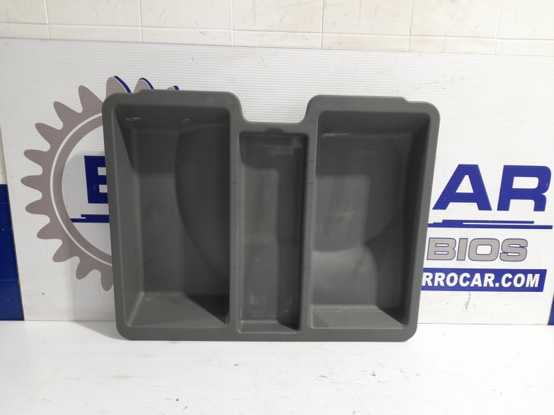 Recambio de moldura interior para hyundai santa fe (sm) 2.0 crdi cat referencia OEM IAM 8577526000  