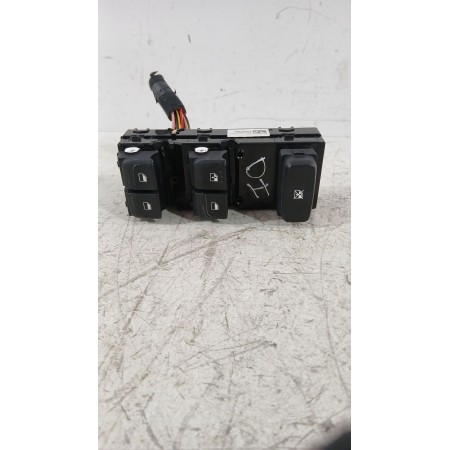 Recambio de mando elevalunas delantero izquierdo para kia stonic (yb) 1.0 t-gdi referencia OEM IAM 93571H8200  