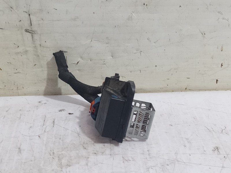 Recambio de resistencia calefaccion para opel corsa f edition referencia OEM IAM 9847019780  