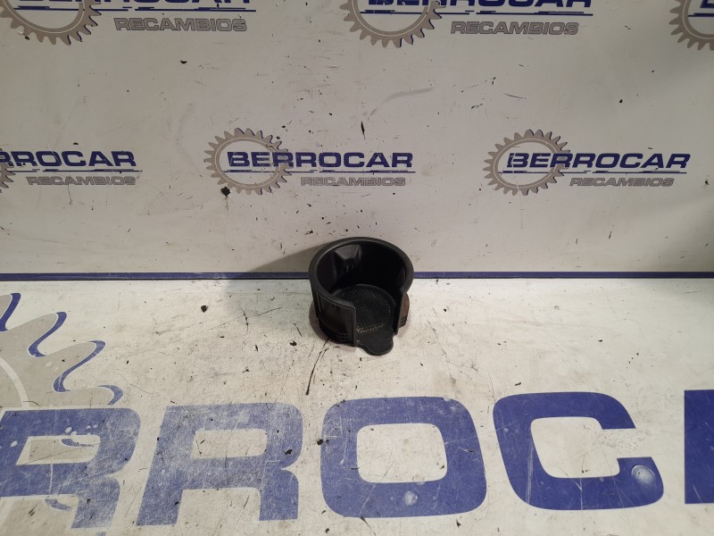 Recambio de posavasos para land rover discovery 2.7 td v6 cat referencia OEM IAM 8H22046B94  