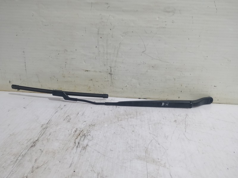 Recambio de brazo limpia delantero derecho para opel corsa f edition referencia OEM IAM 9822931880  