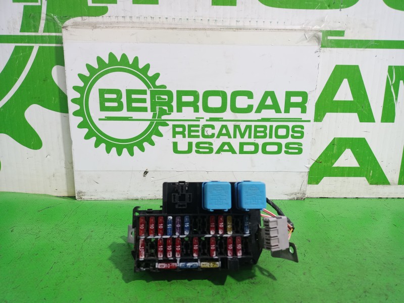 Recambio de caja reles / fusibles para nissan micra (k11) básico referencia OEM IAM 72404047  