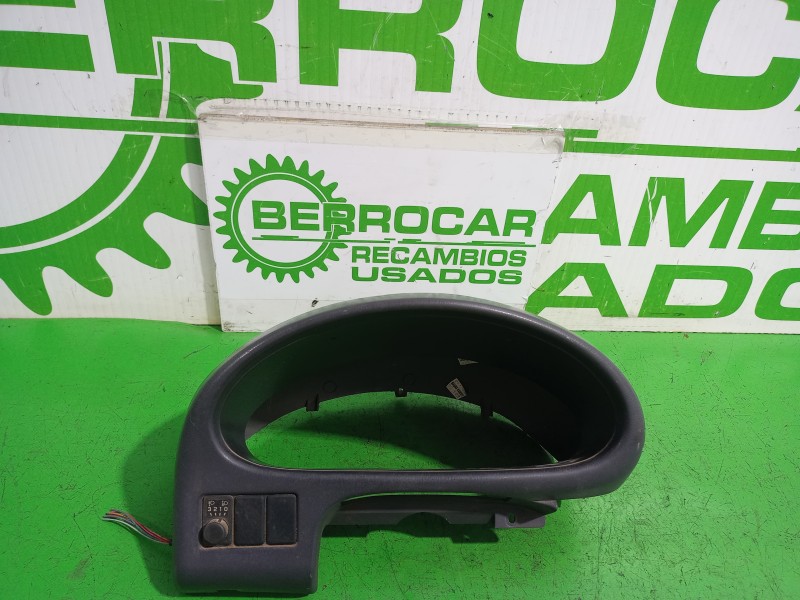 Recambio de moldura para nissan micra (k11) básico referencia OEM IAM 682405F710  