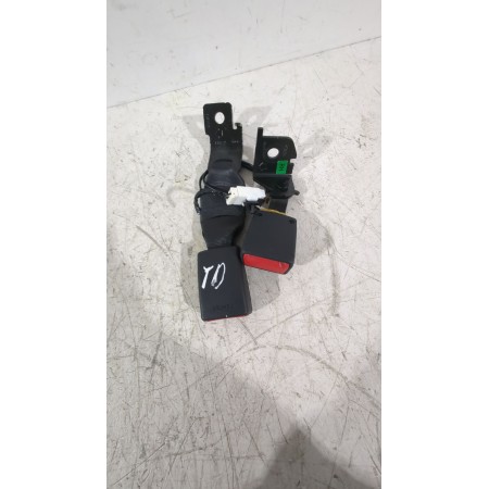 Recambio de enganche cinturon trasero derecho para kia stonic (yb) 1.0 t-gdi referencia OEM IAM 898B0H8200WK  