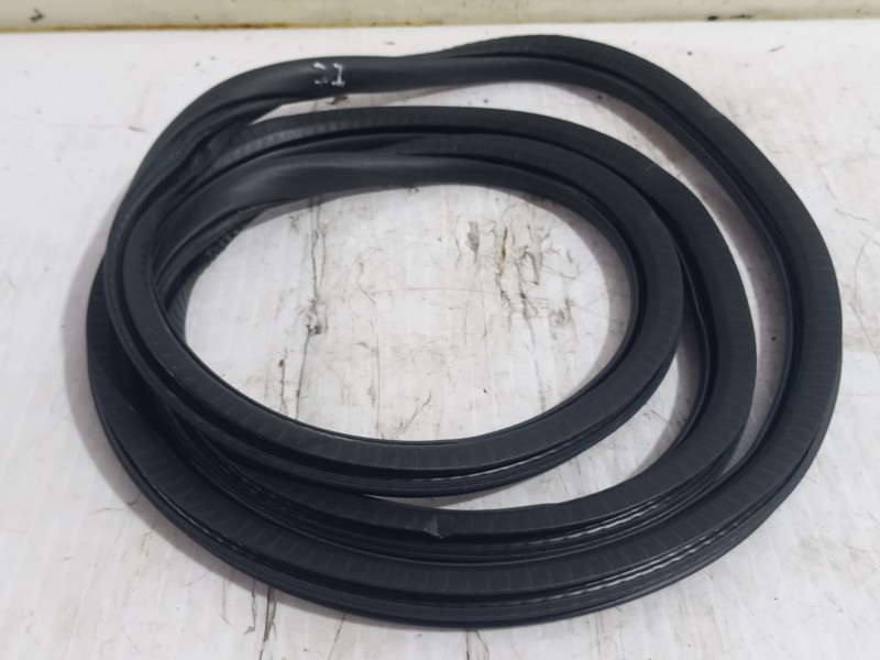 Recambio de goma contorno para opel corsa f edition referencia OEM IAM 9823214980  