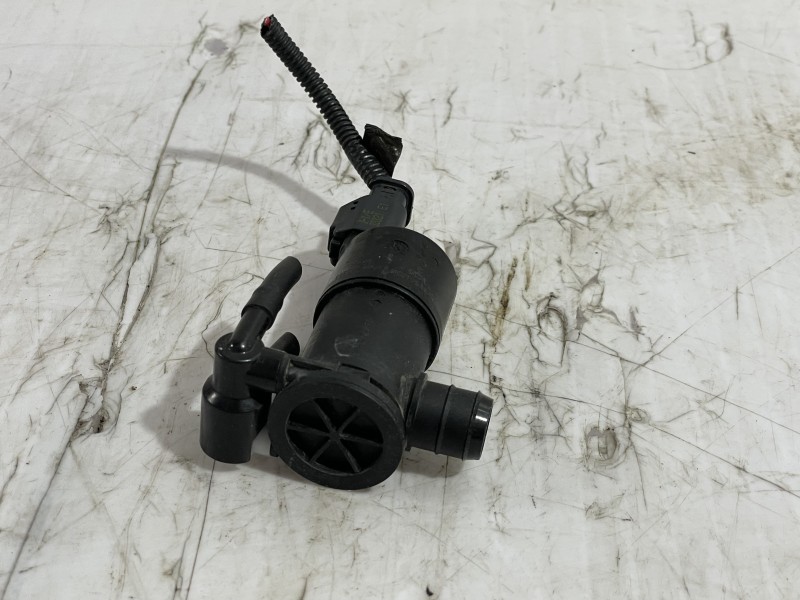 Recambio de bomba limpia para opel corsa f edition referencia OEM IAM 2107R6UA0A  