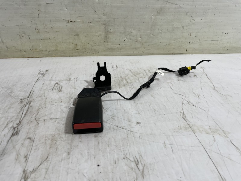 Recambio de enganche cinturon trasero derecho para opel corsa f edition referencia OEM IAM 6403047ETD  