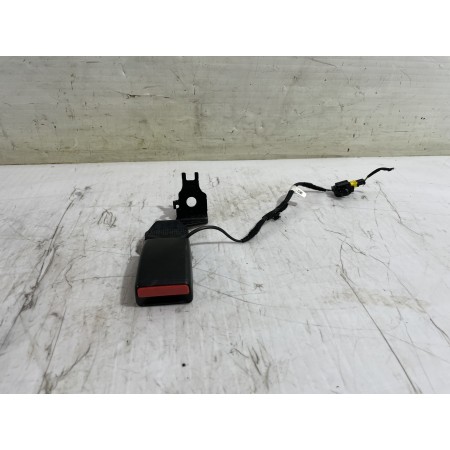 Recambio de enganche cinturon trasero derecho para opel corsa f edition referencia OEM IAM 6403047ETD  