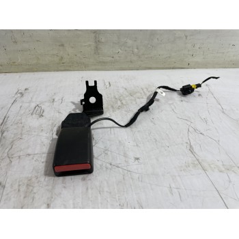 Recambio de enganche cinturon trasero derecho para opel corsa f edition referencia OEM IAM 6403047ETD  