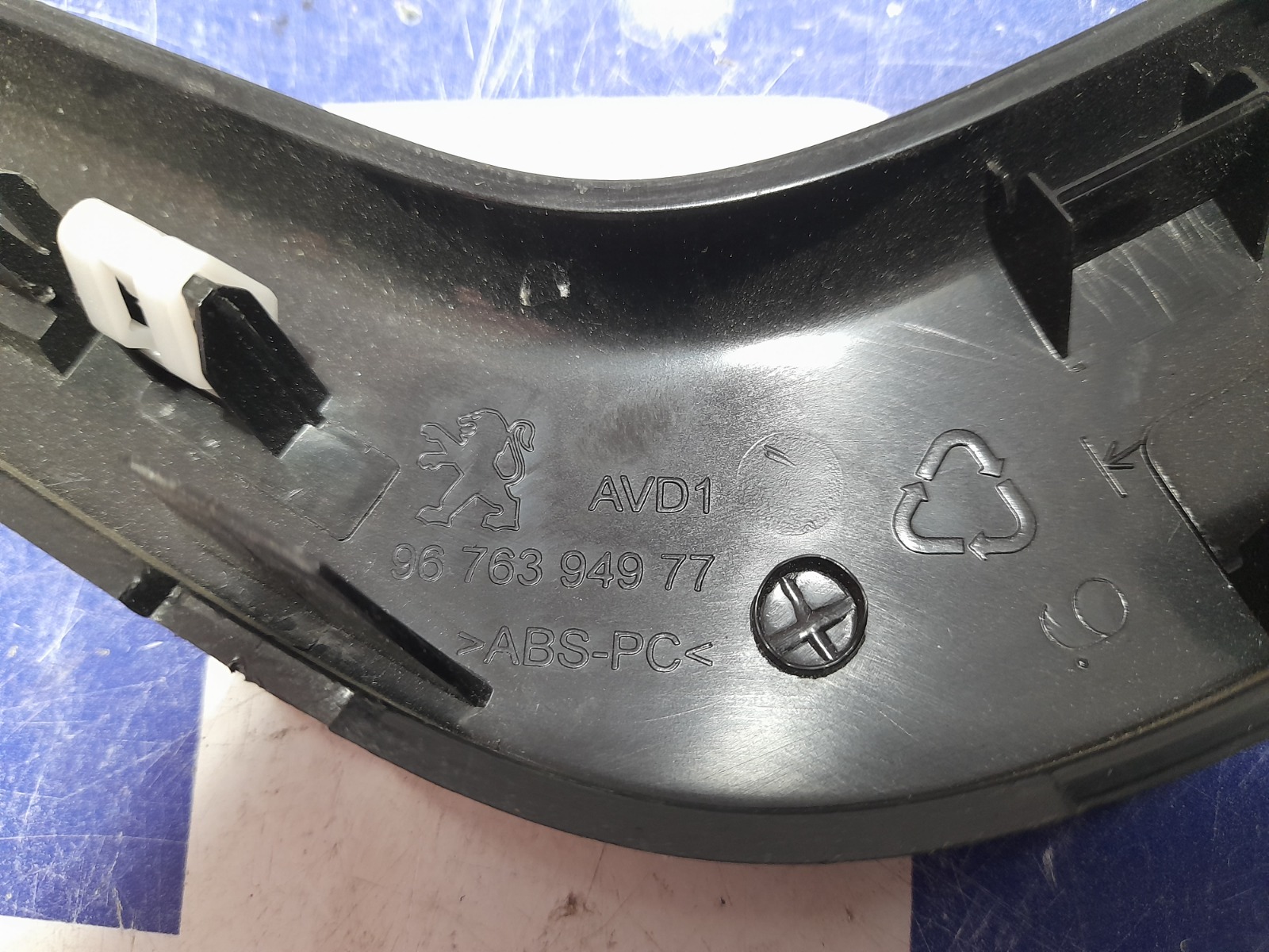 moldura_9676394977_peugeot_208_1_6_blue_hdi_fap