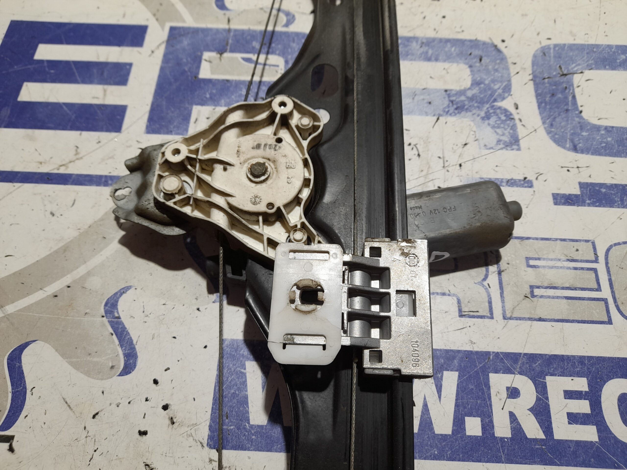 elevalunas_trasero_derecho_104047xxx_mercedes_benz_clase_c_w203_berlina_2_2_cdi_cat