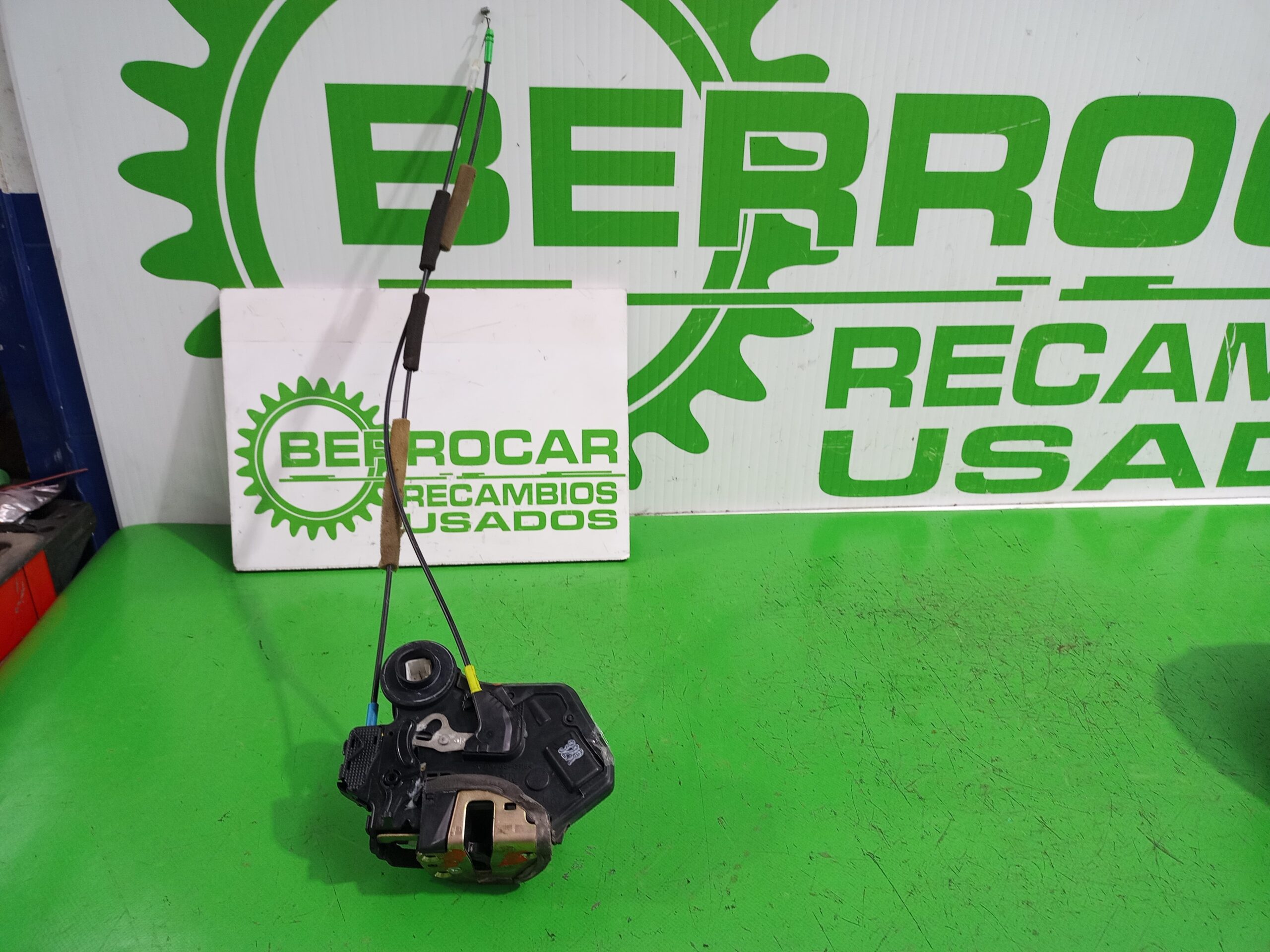 cerradura_puerta_trasera_izquierda_6906002102_toyota_avensis_berlina_t25_2_2_d_4d_cat