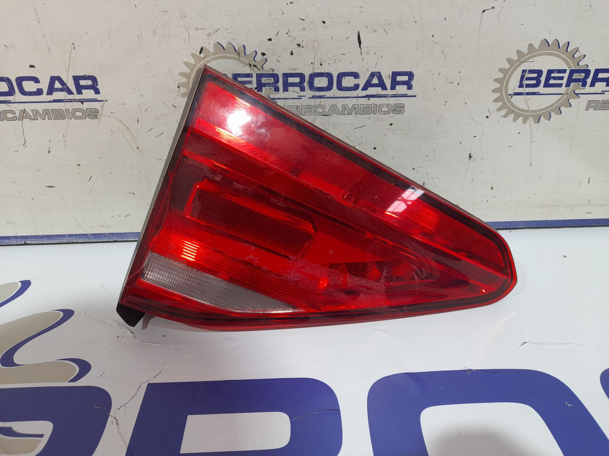 piloto_trasero_izquierdo_5ta945093d_volkswagen_touran_1t3