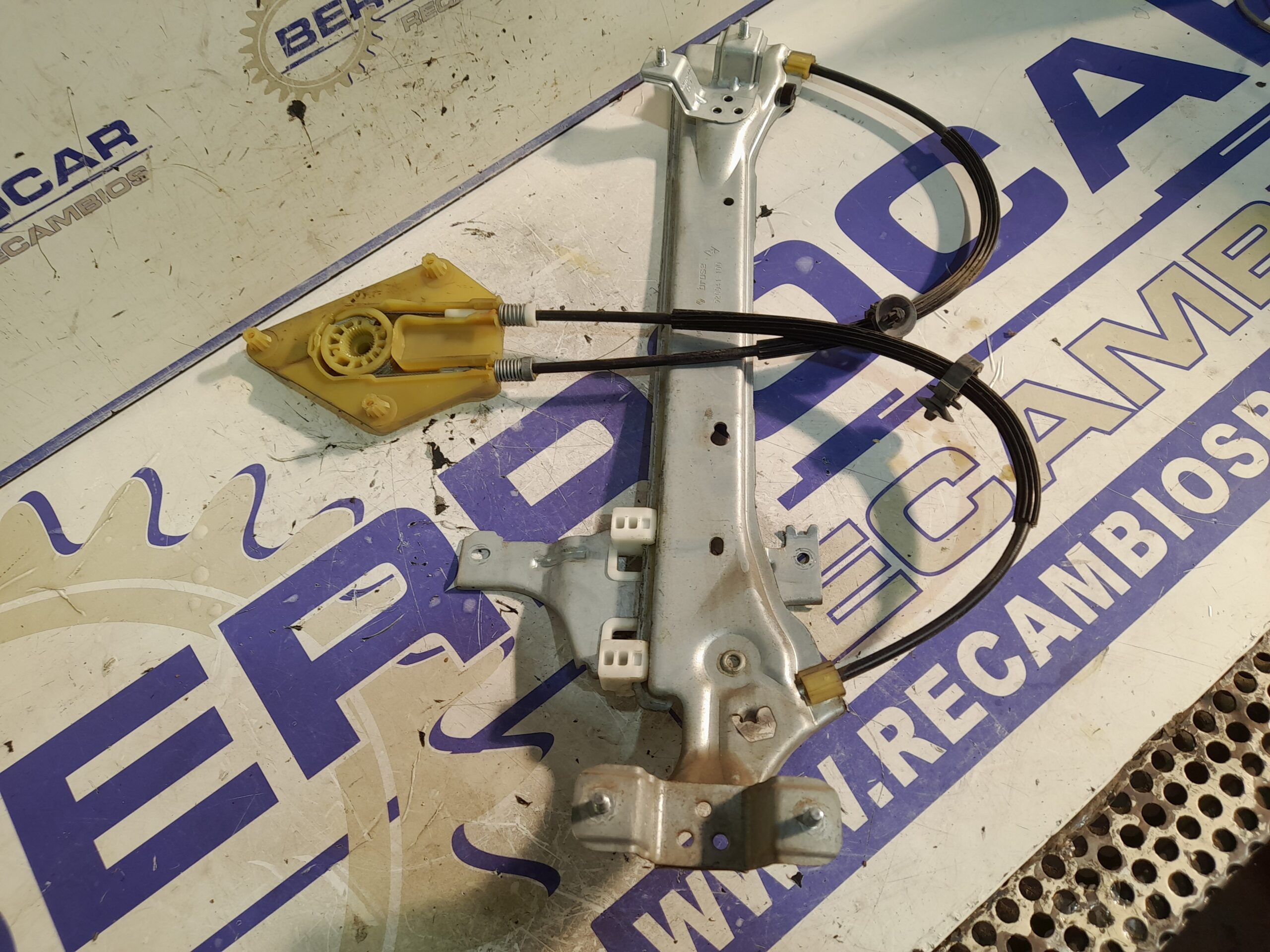 elevalunas_trasero_derecho_827200008r_renault_megane_iii_sport_tourer_1_6_dci_diesel_fap