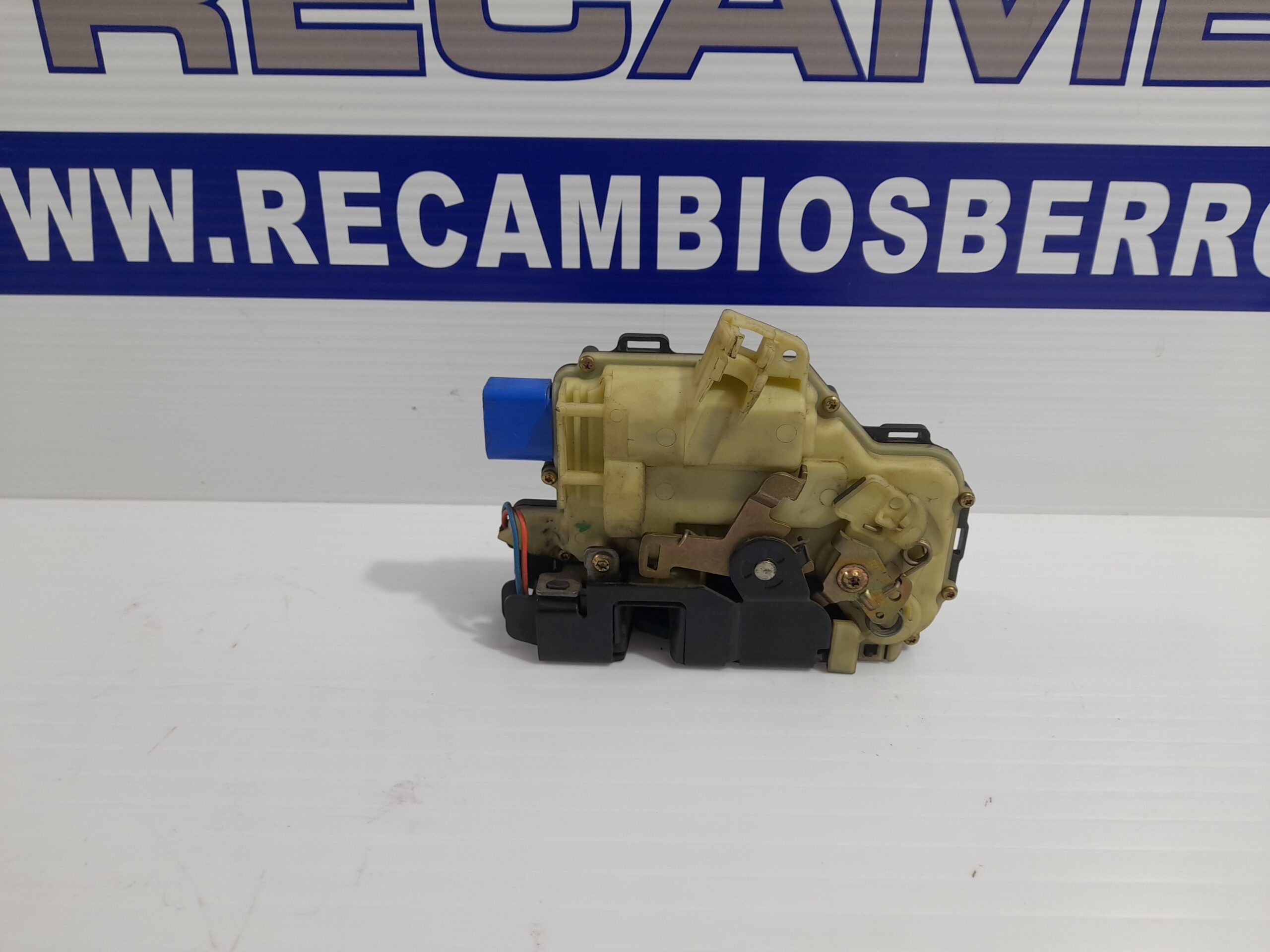 cerradura_puerta_delantera_derecha_3b1837016bq_volkswagen_polo_9n1