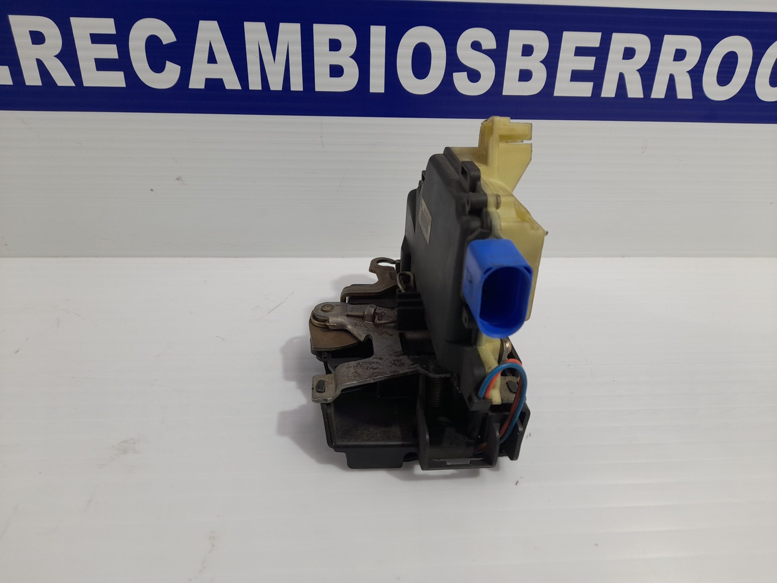 cerradura_puerta_delantera_derecha_3b1837016bq_volkswagen_polo_9n1