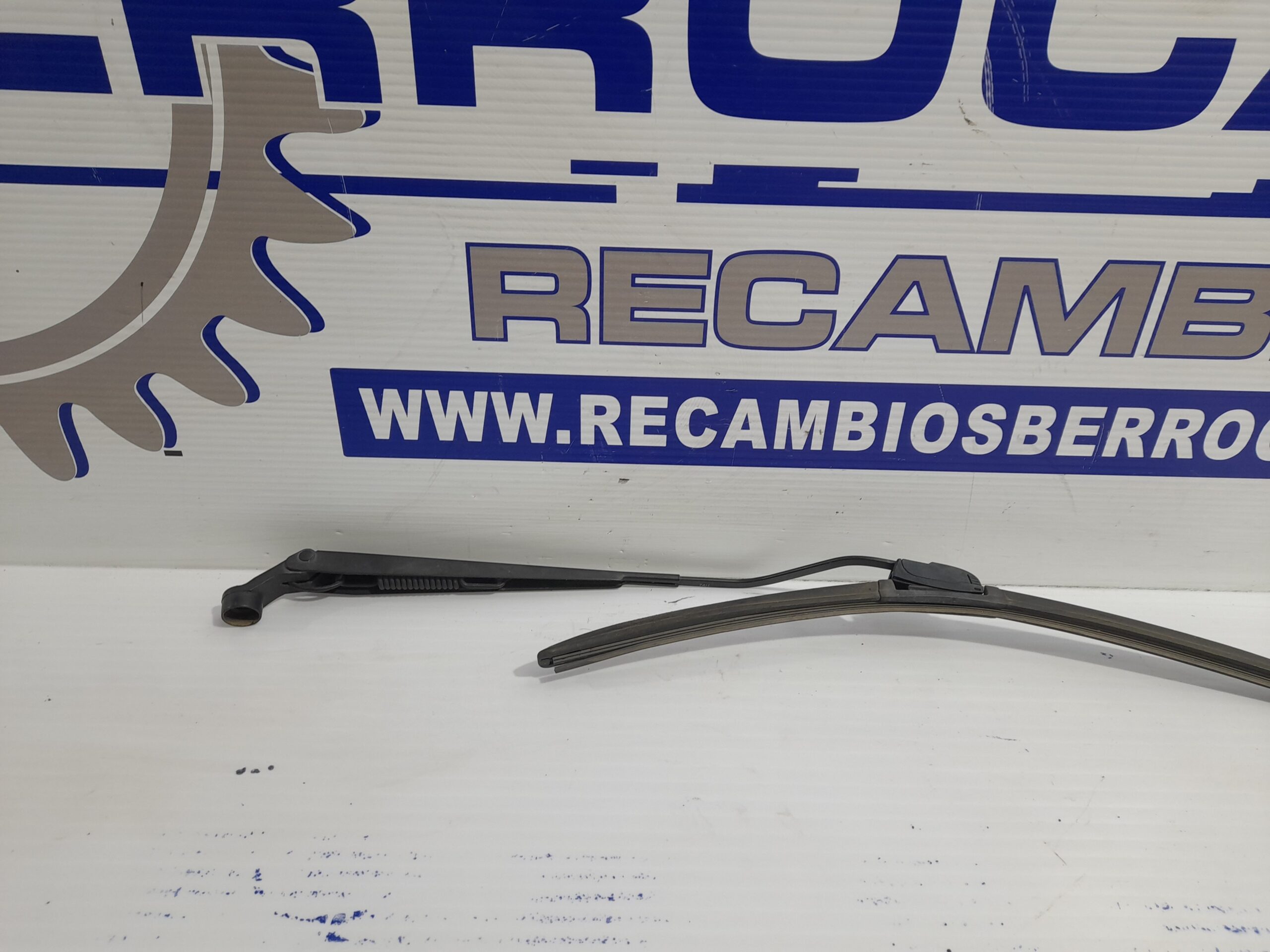 brazo_limpia_delantero_izquierdo_3831062j00_suzuki_swift_berlina_mz_1_3_16v_cat