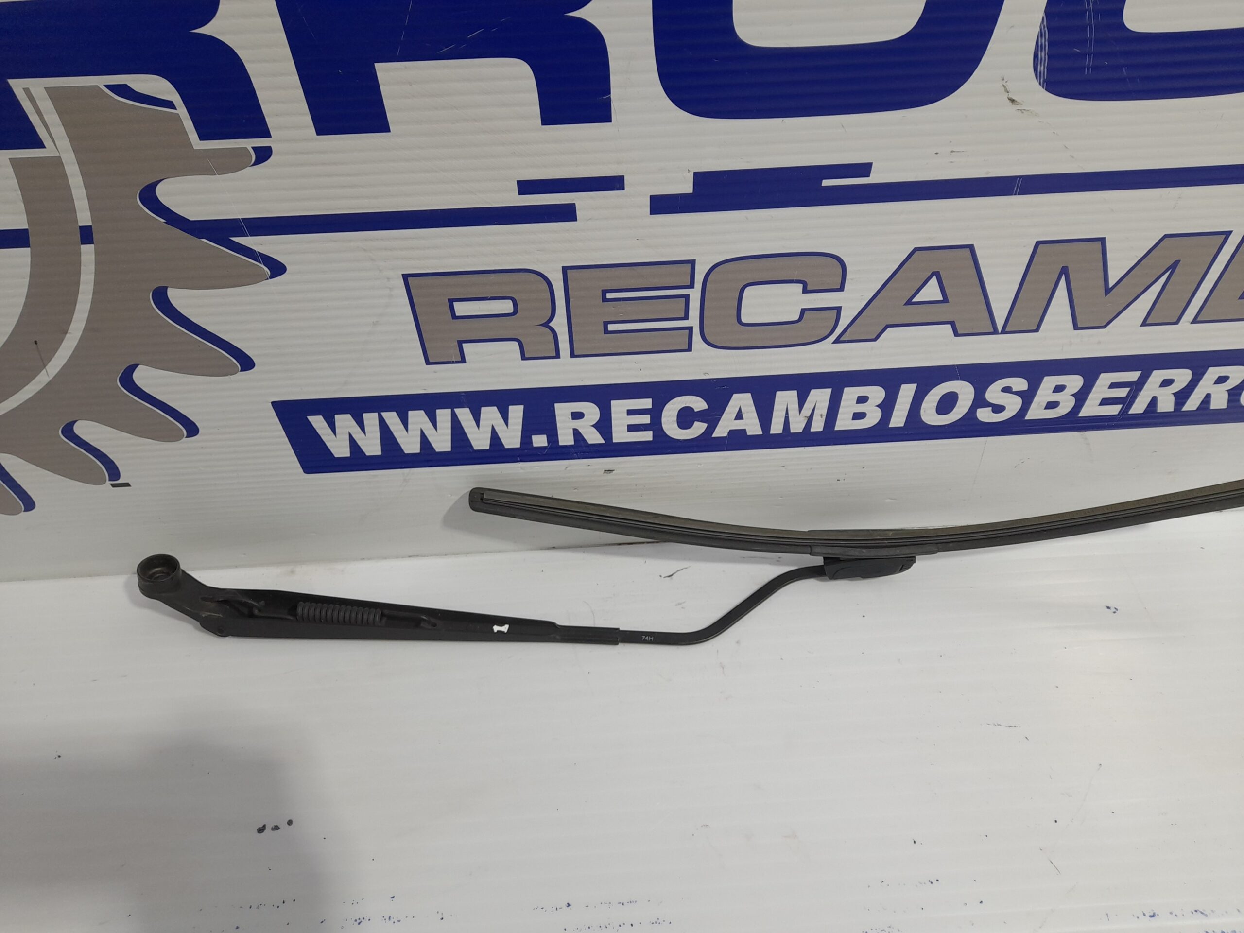 brazo_limpia_delantero_izquierdo_3831062j00_suzuki_swift_berlina_mz_1_3_16v_cat