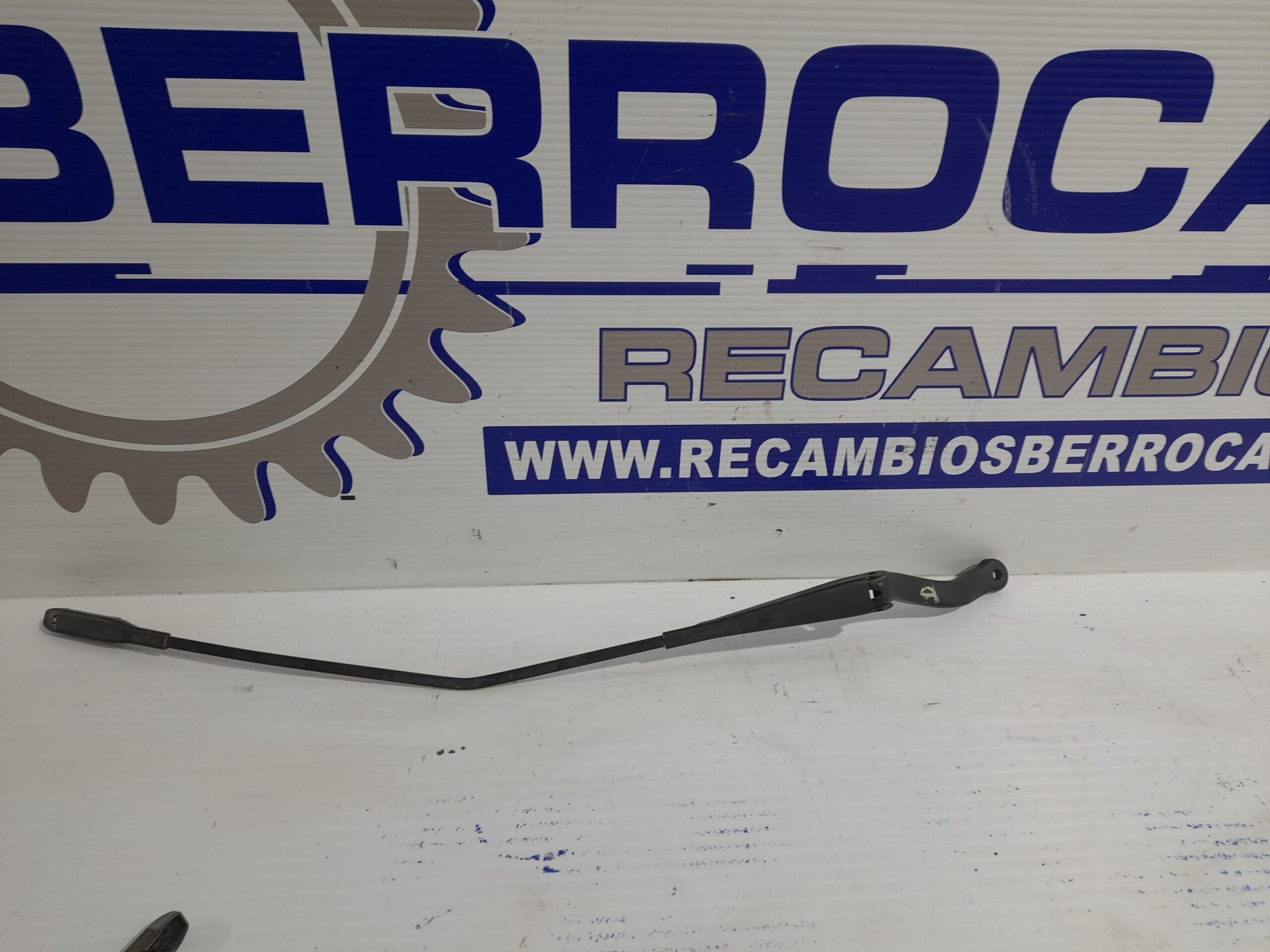 brazo_limpia_delantero_derecho_13182326_opel_corsa_d_1_3_16v_cdti