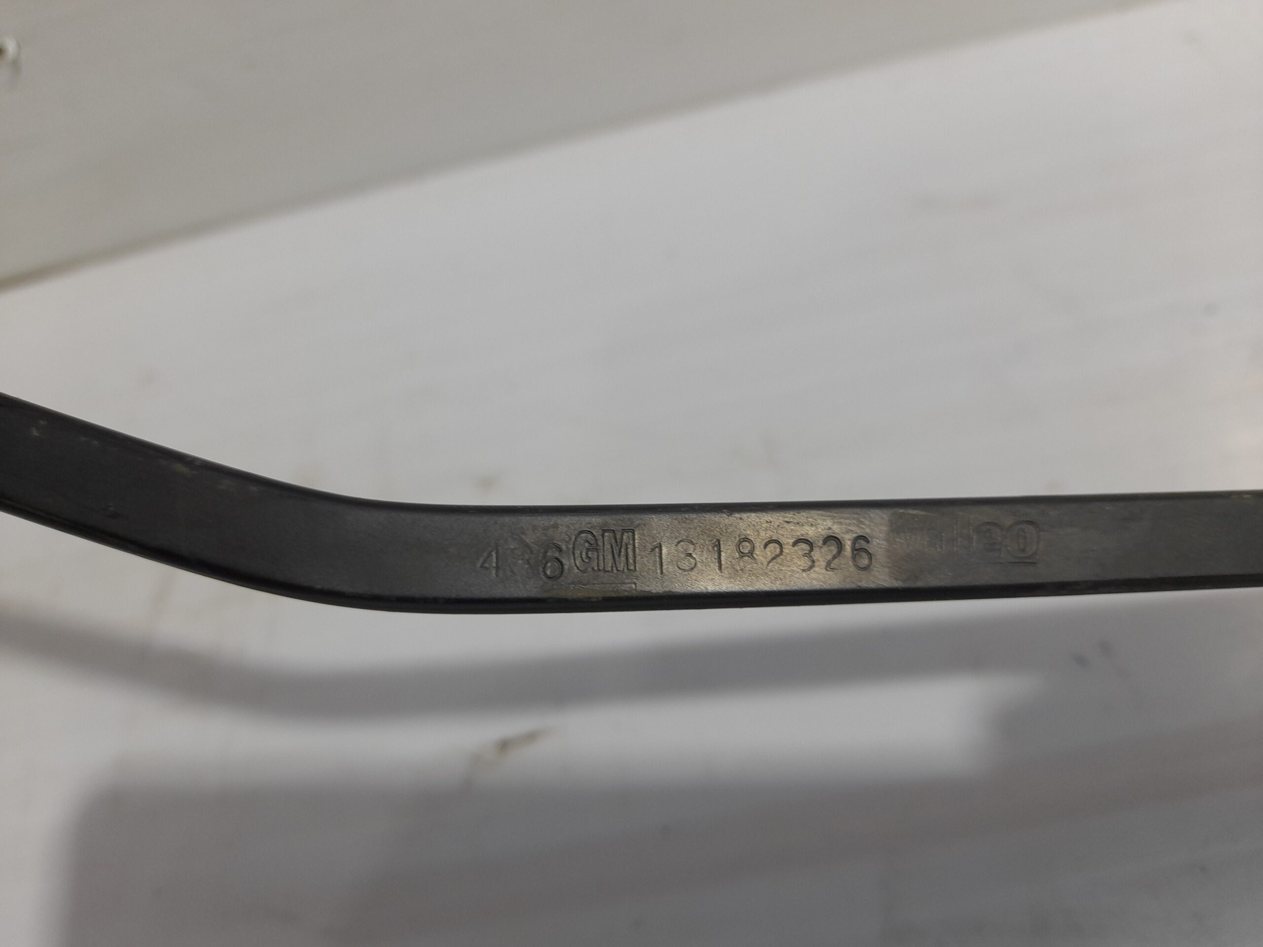 brazo_limpia_delantero_derecho_13182326_opel_corsa_d_1_3_16v_cdti