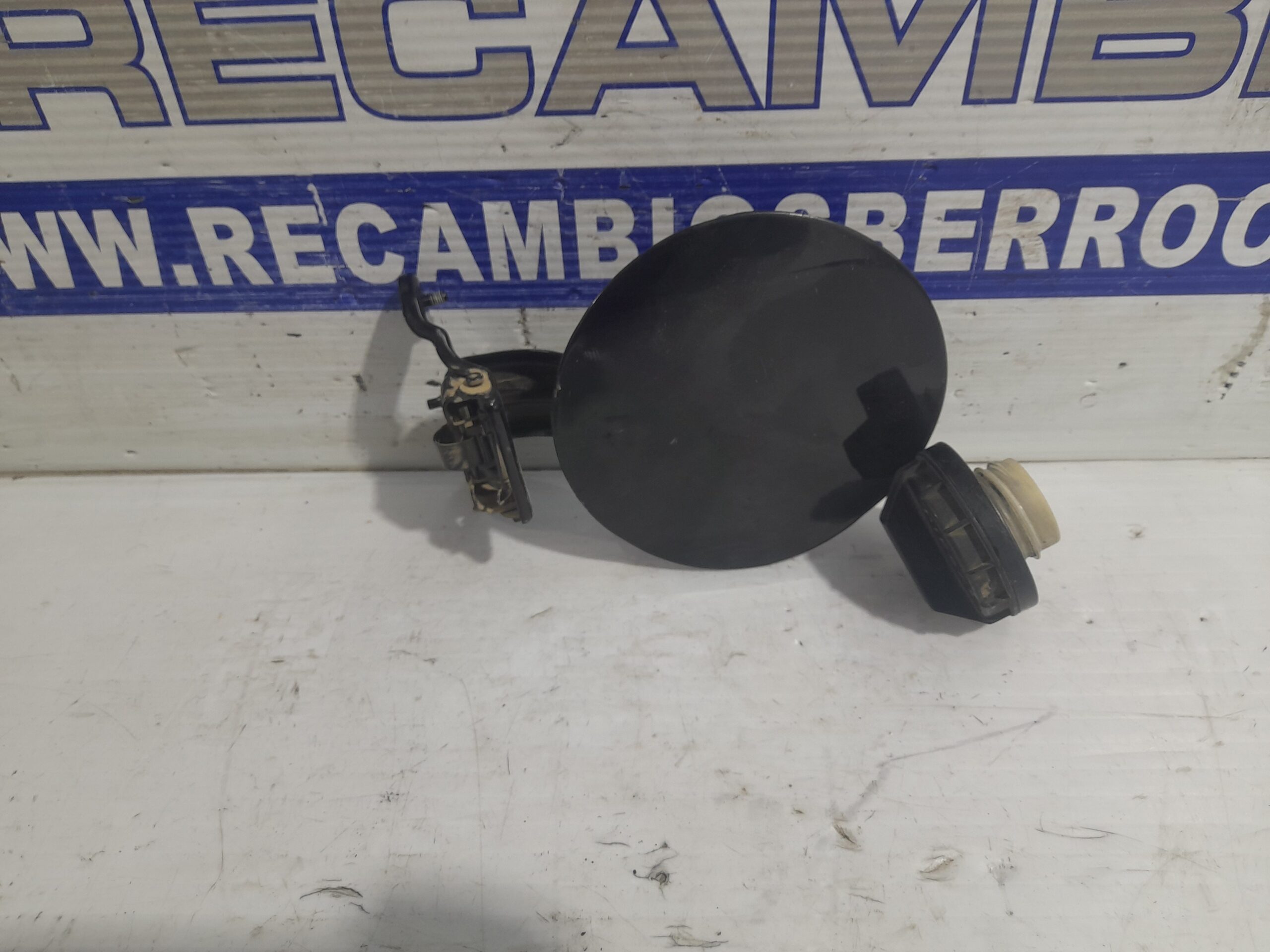 tapa_exterior_combustible_69510d9000_kia_sportage_2_0_turbodiesel_cat