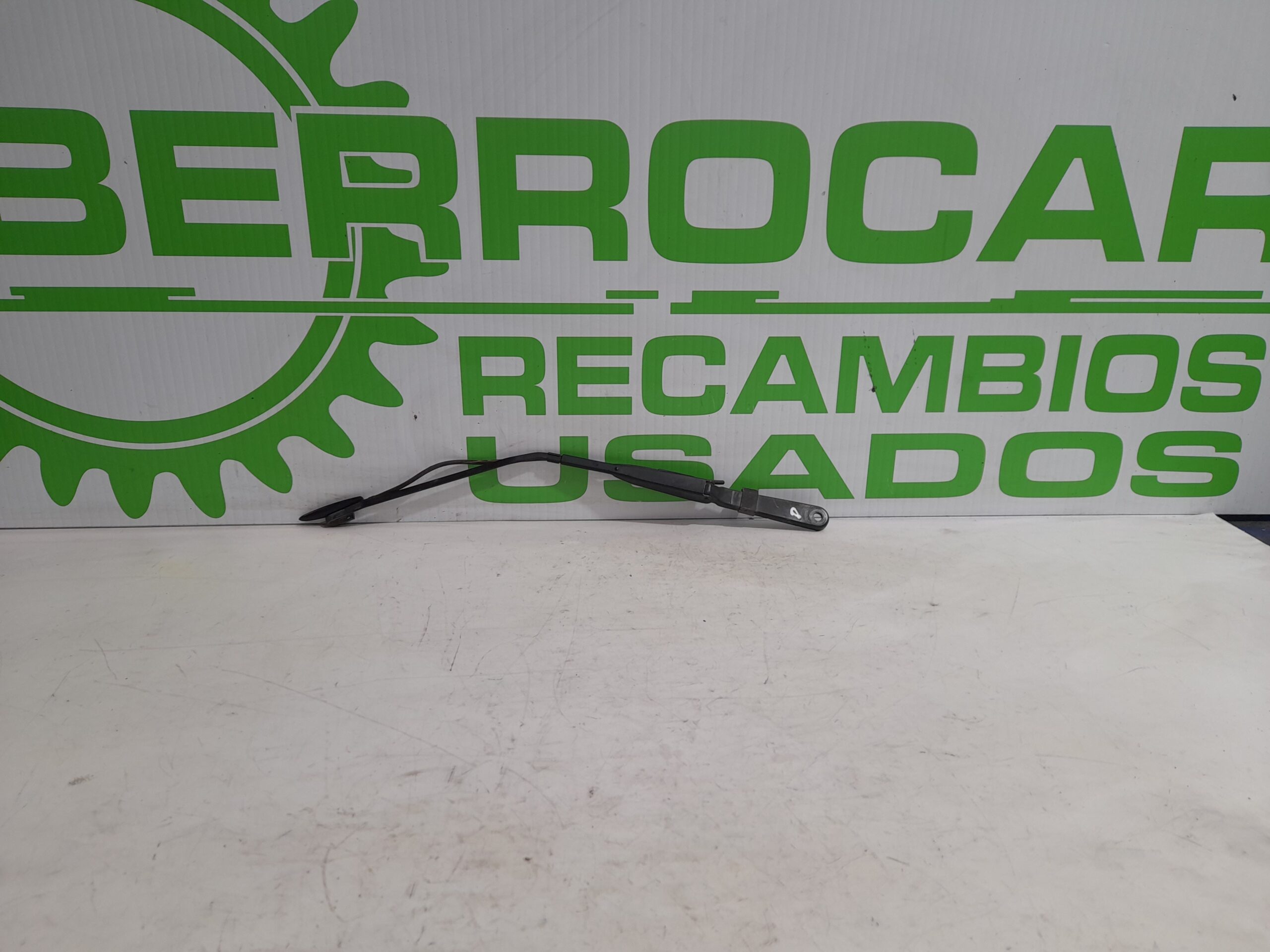 brazo_limpia_delantero_derecho_80007697b_iveco_daily_caja_cerrada_2006_3_0_diesel