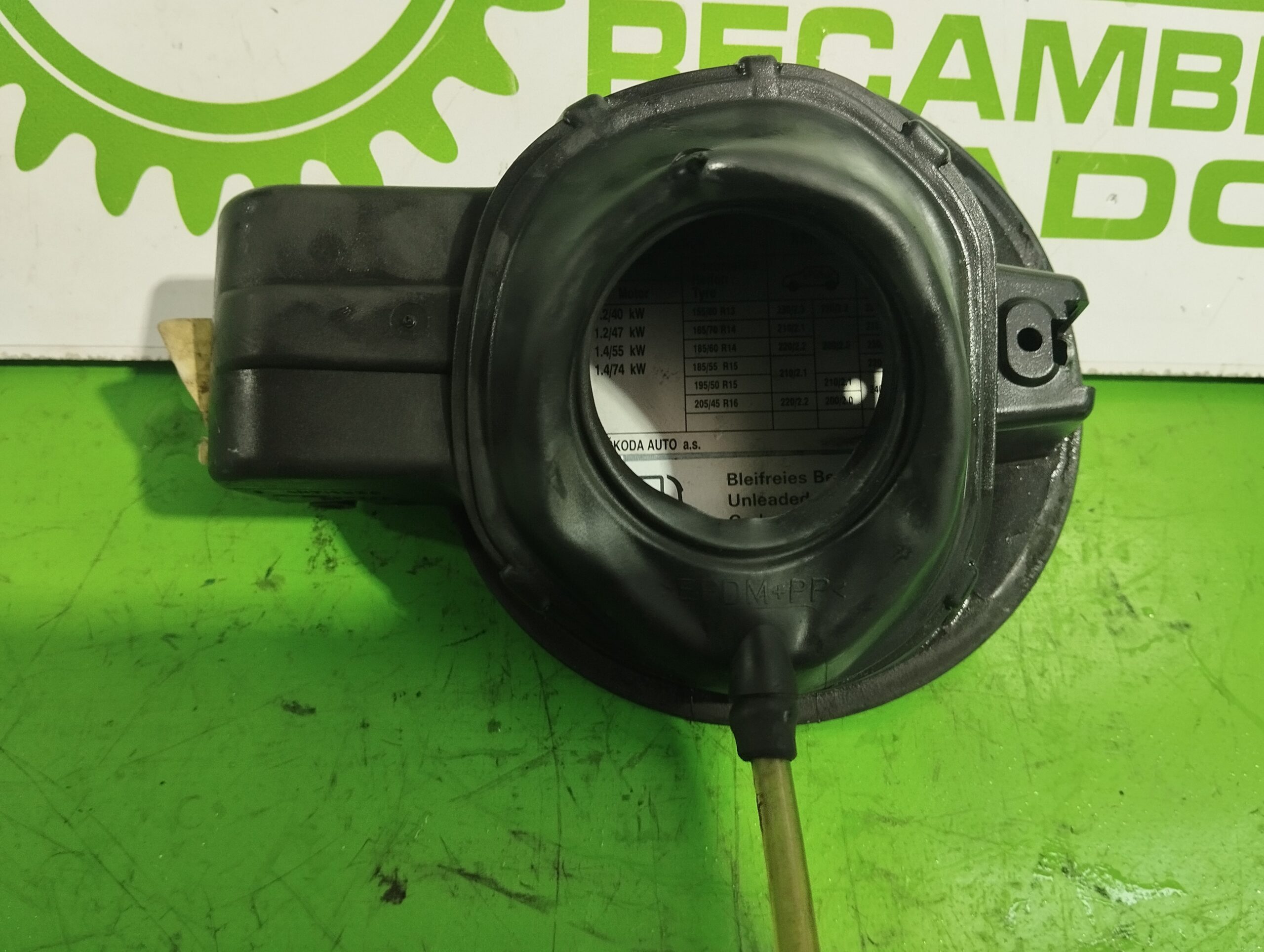 tapa_exterior_combustible_6y6010303m_skoda_fabia_6y2_6y3_1_2_12v