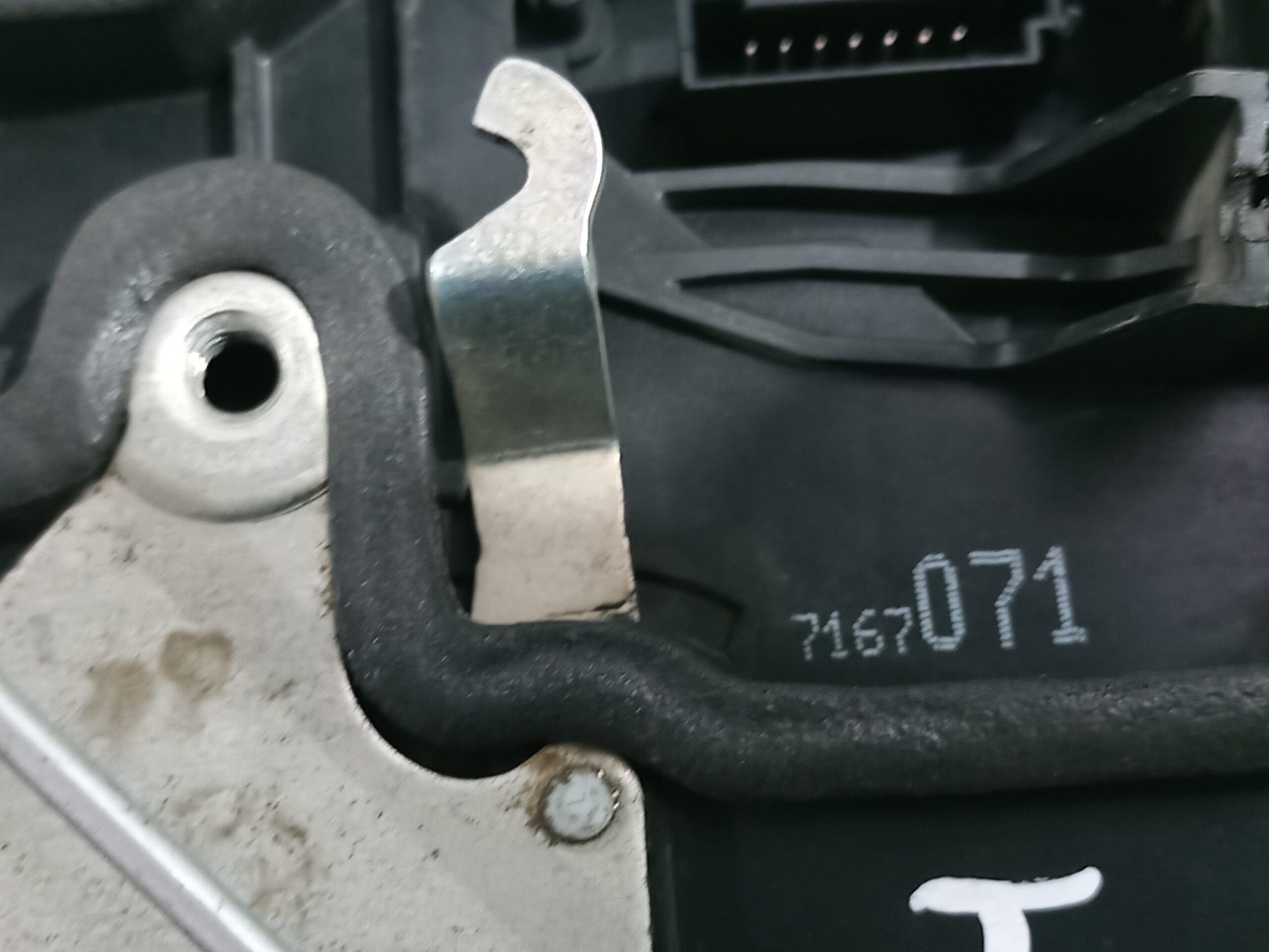 cerradura_puerta_delantera_izquierda_7167071_bmw_x3_e83_2_0_16v_diesel_cat