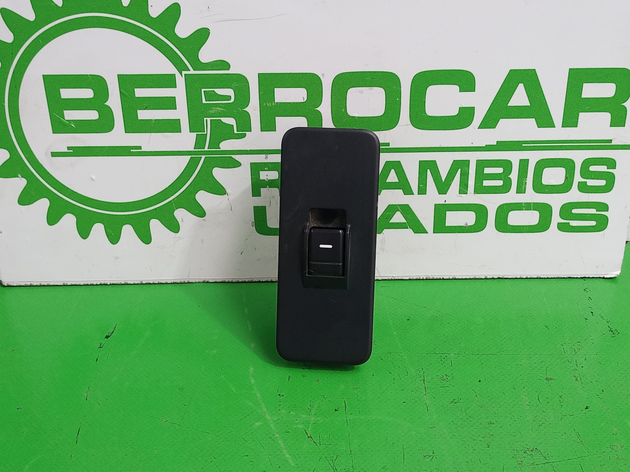 mando_elevalunas_delantero_izquierdo_yud501070pvj_land_rover_range_rover_sport_3_6_td_v8