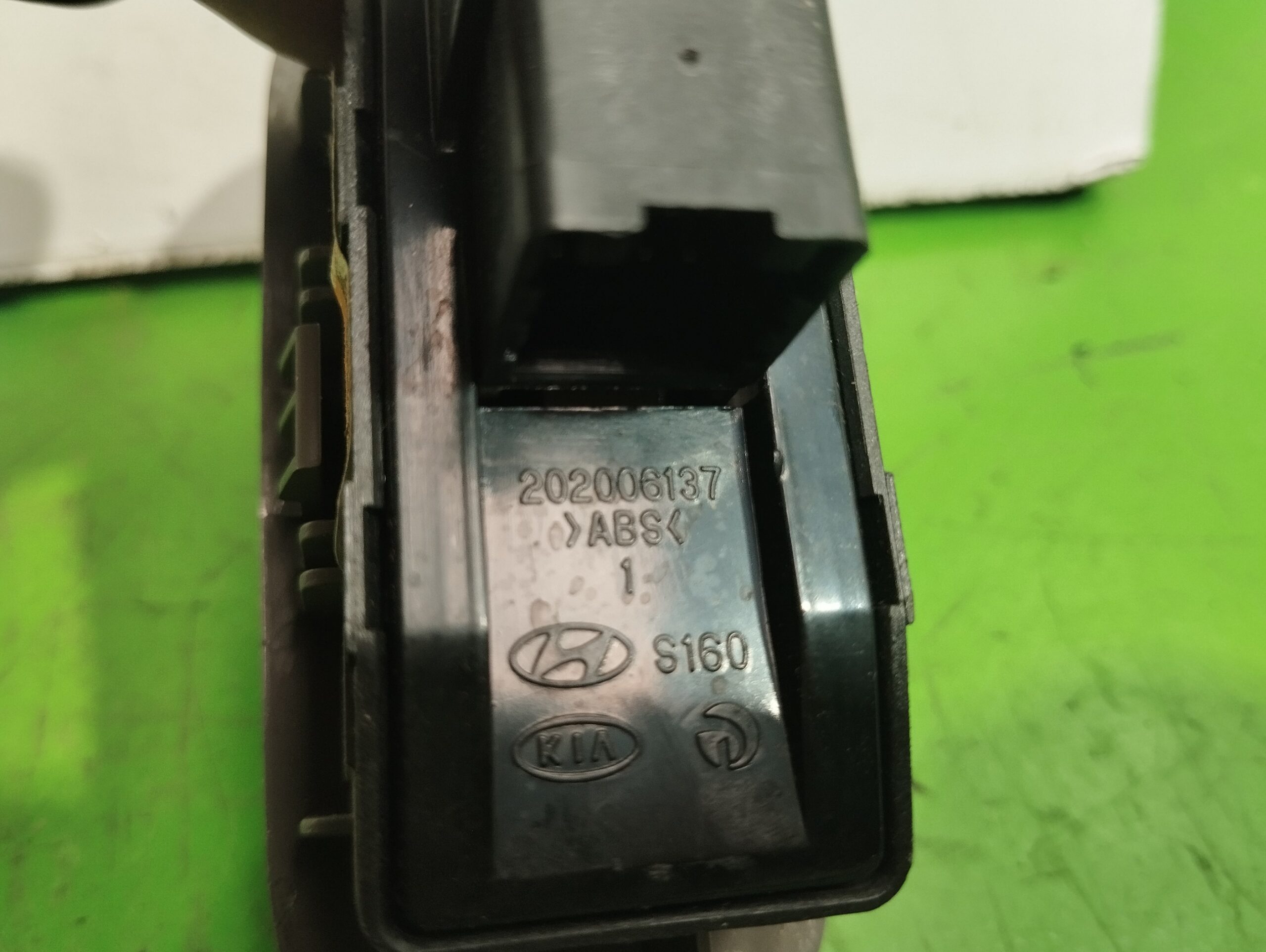 mando_elevalunas_trasero_derecho_202006137_kia_carnival_2_9_crdi_cat