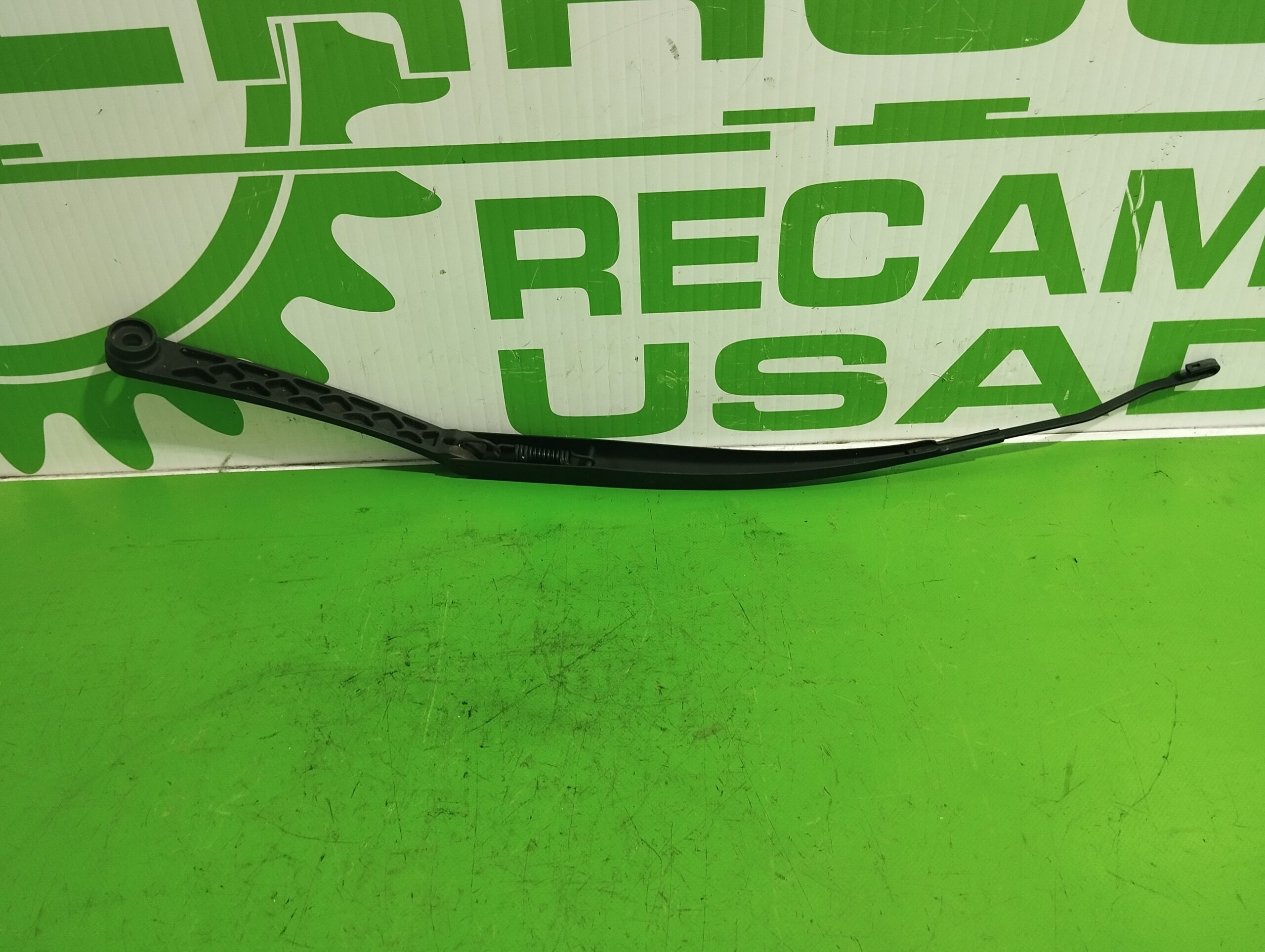 brazo_limpia_delantero_derecho_983204d000_kia_carnival_2_9_crdi_cat