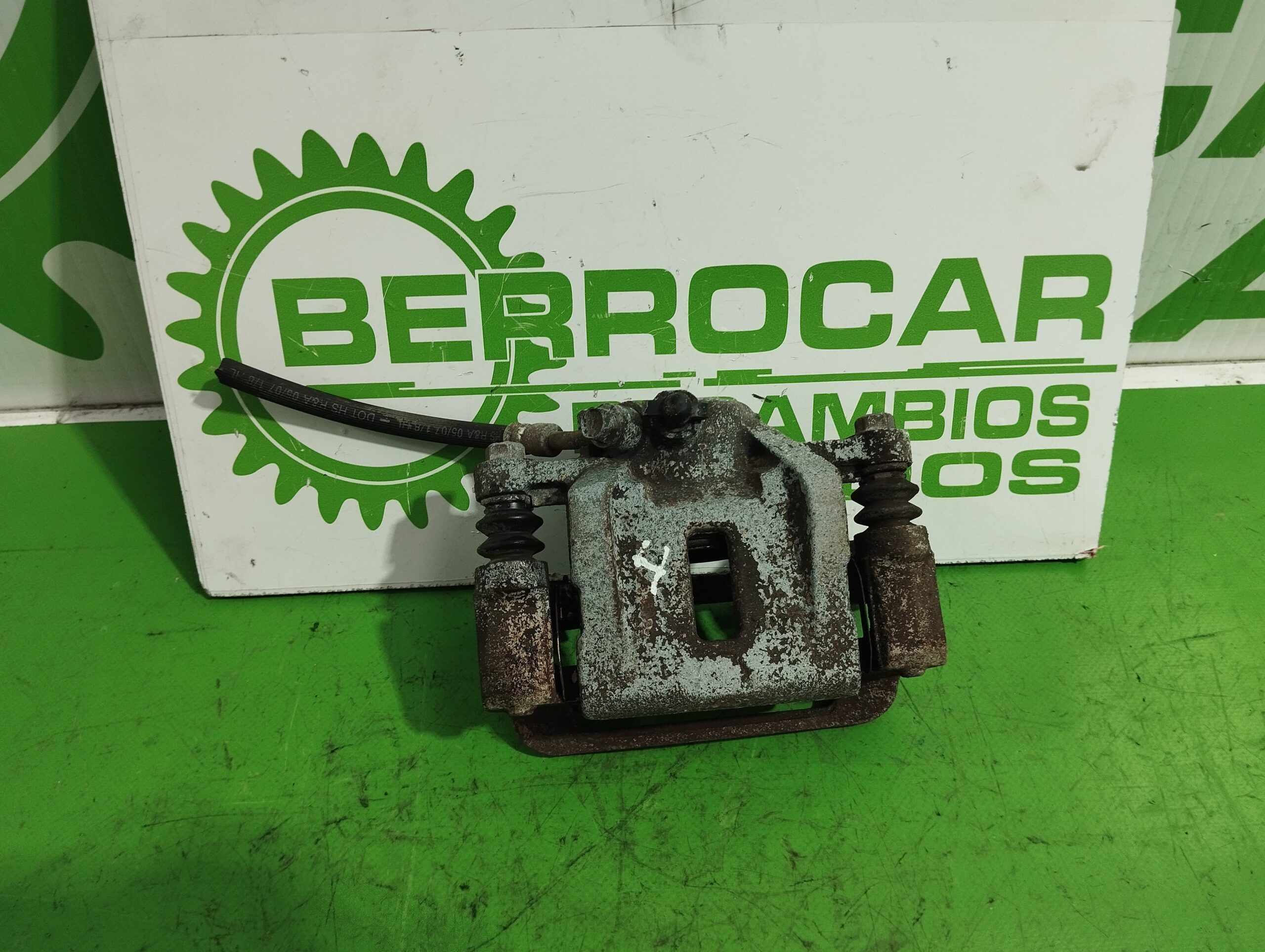 pinza_de_freno_trasera_izquierda_582104d200_kia_carnival_2_9_crdi_cat