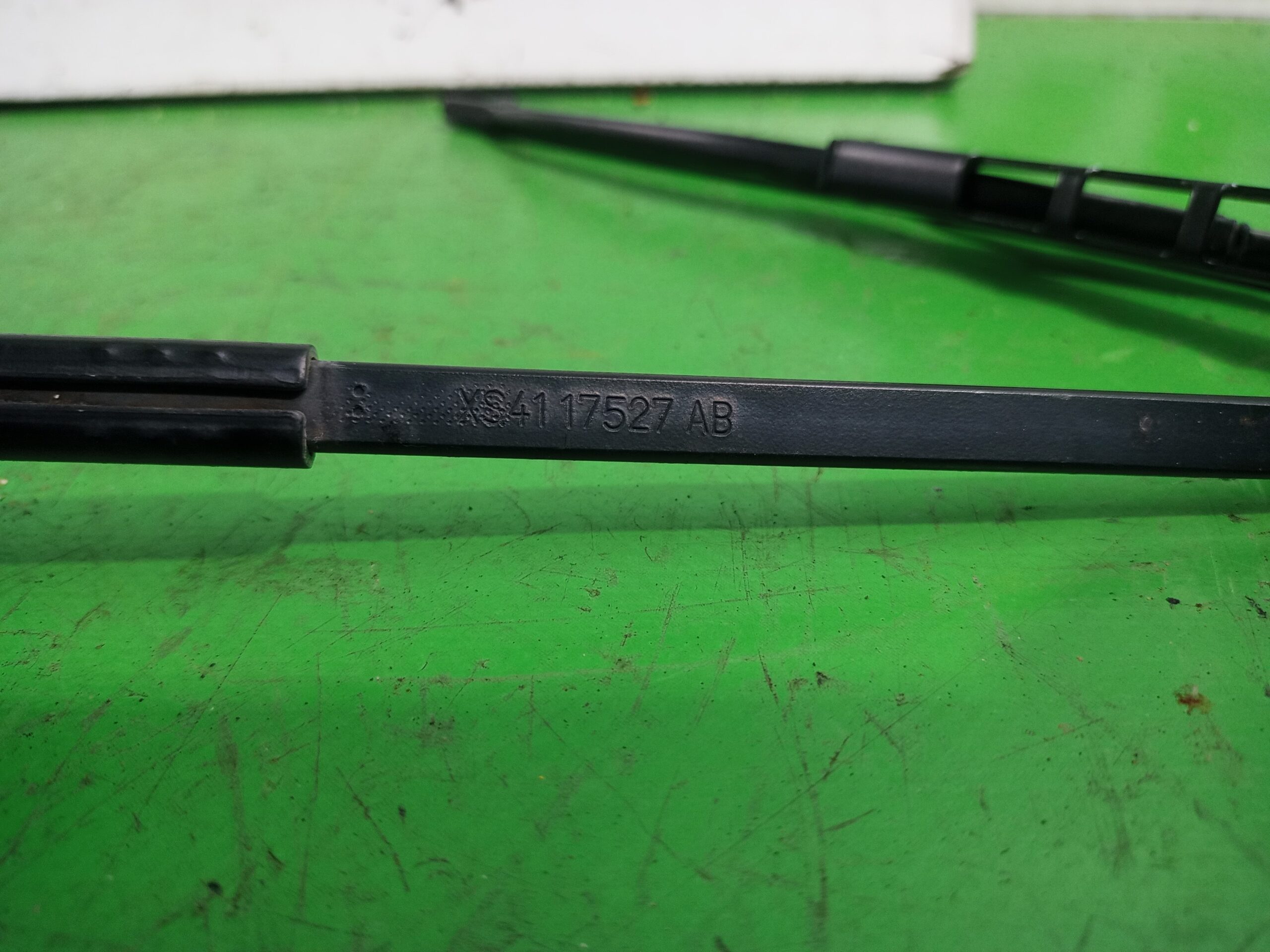 brazo_limpia_delantero_izquierdo_xs4117527ab_ford_focus_berlina_cak_ambiente