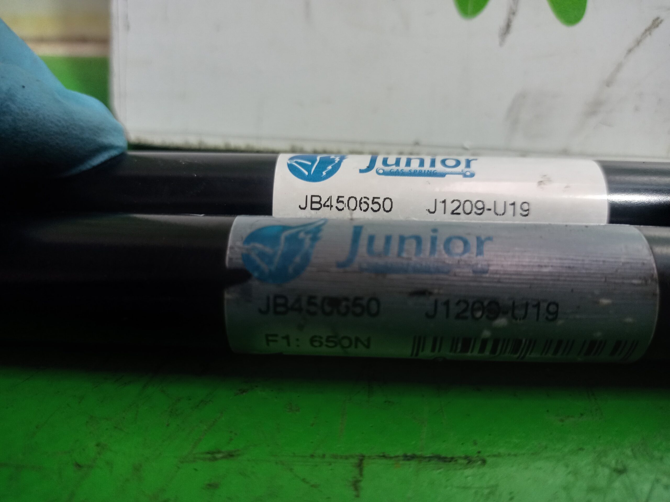 amortiguadores_maletero_porton_jb450650_ford_focus_berlina_cak_ambiente