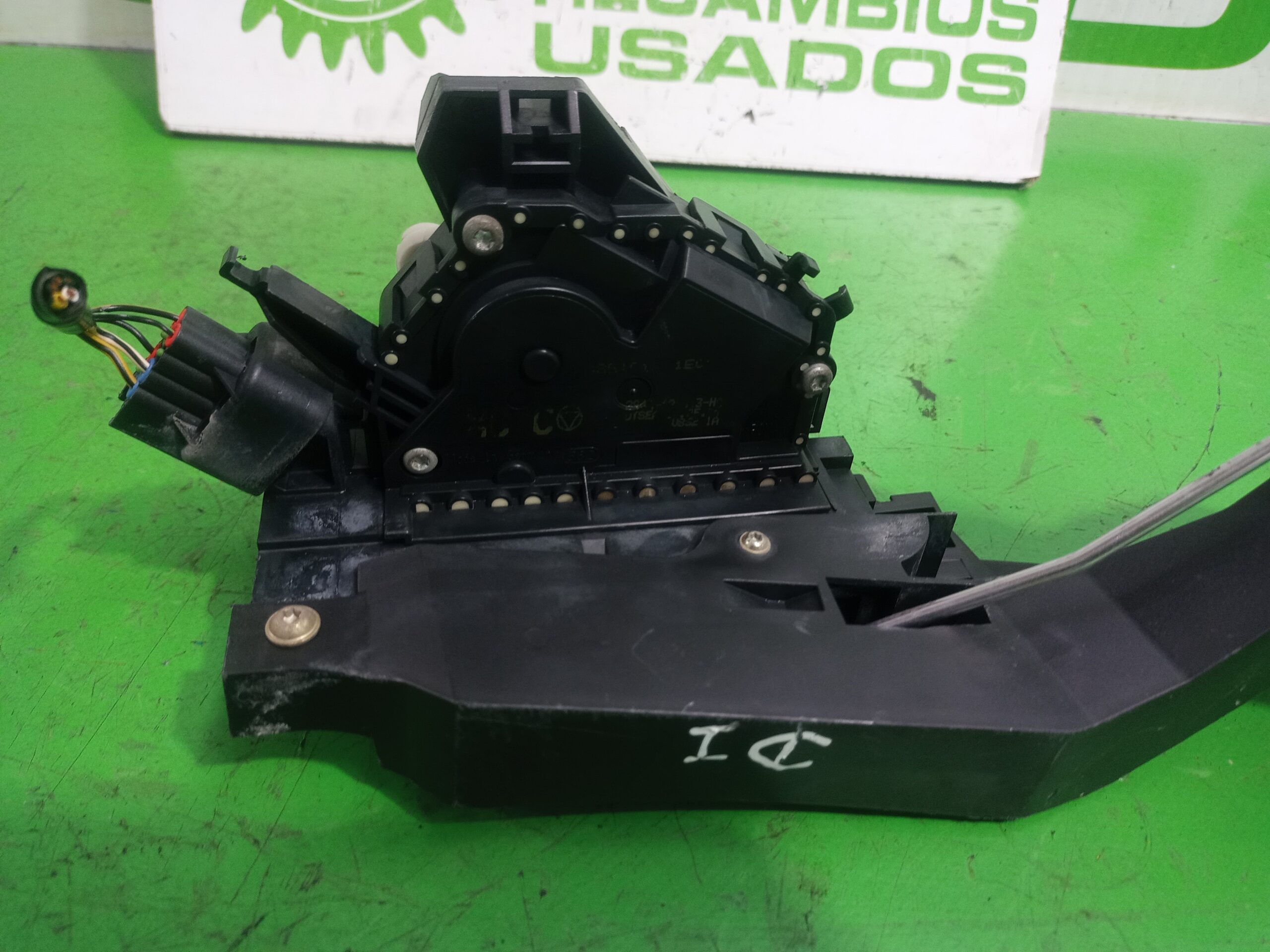 cerradura_puerta_delantera_izquierda_2s4aa21813ha_ford_focus_berlina_cak_ambiente