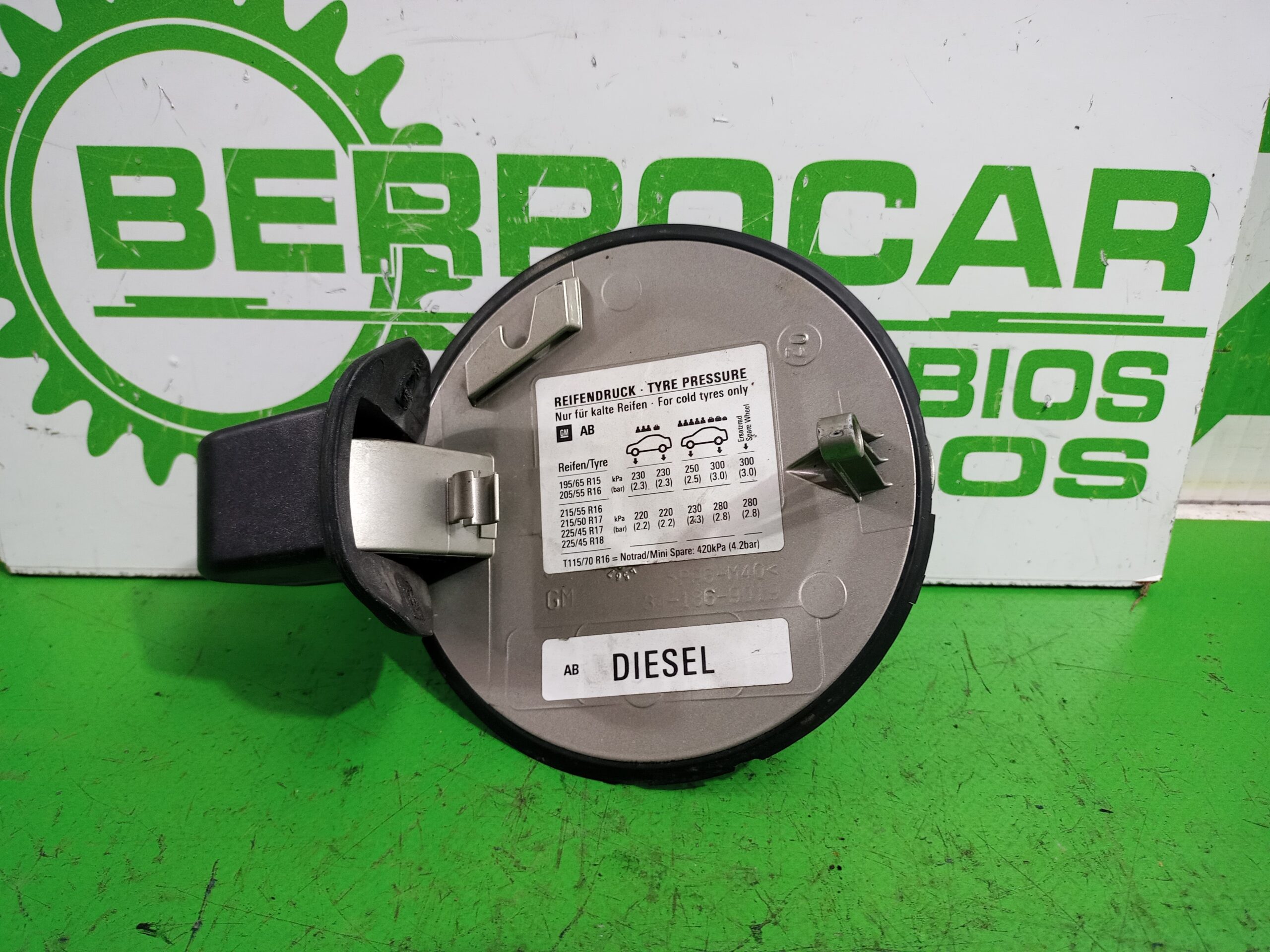 tapa_exterior_combustible_341869019_opel_vectra_c_berlina_essentia